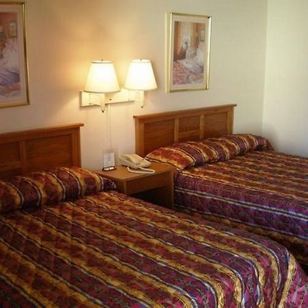 Red Carpet Inn Starke Room photo